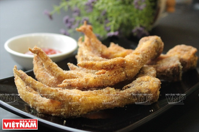 Chicken feet fried with salt (Photo: VNA)