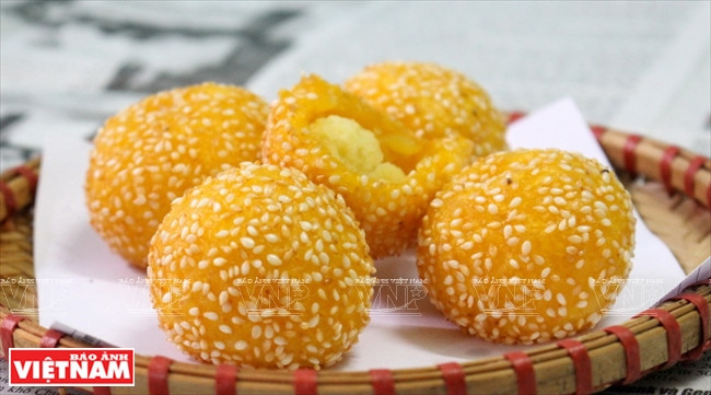 Sweet fried cakes (Photo: VNA)