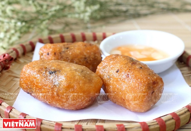 Savoury fried cakes (Photo: VNA)