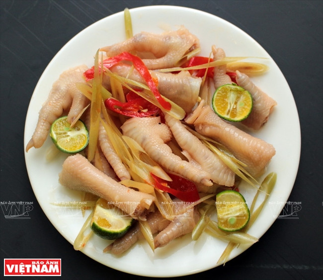 Chicken feet salad (Photo: VNA)