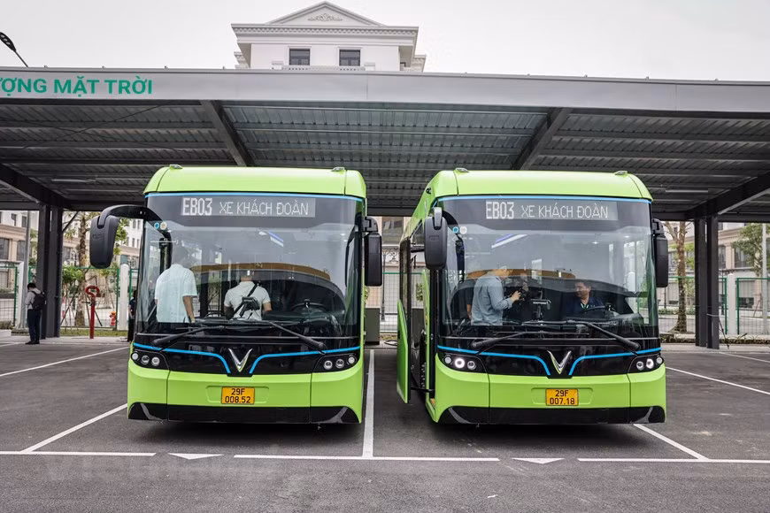 Coloured light green, the vehicles feature a modern look with large windows on four sides. The VinBus company operates under a non-profit model with a view to developing a modern public transportation network that helps reduce air and noise pollution in major cities of Vietnam. In March, Deputy Prime Minister Trinh Dinh Dung agreed in principle for Hanoi to temporarily apply the economic and technical norms and unit cost for buses using the compressed natural gas (CNG) in the city to electric buses. Based on the e-bus service trial results, the municipal People’s Committee will join hands with competent ministries to set up and issue economic-technical norms for the electric buses. (Photo: VietnamPlus)