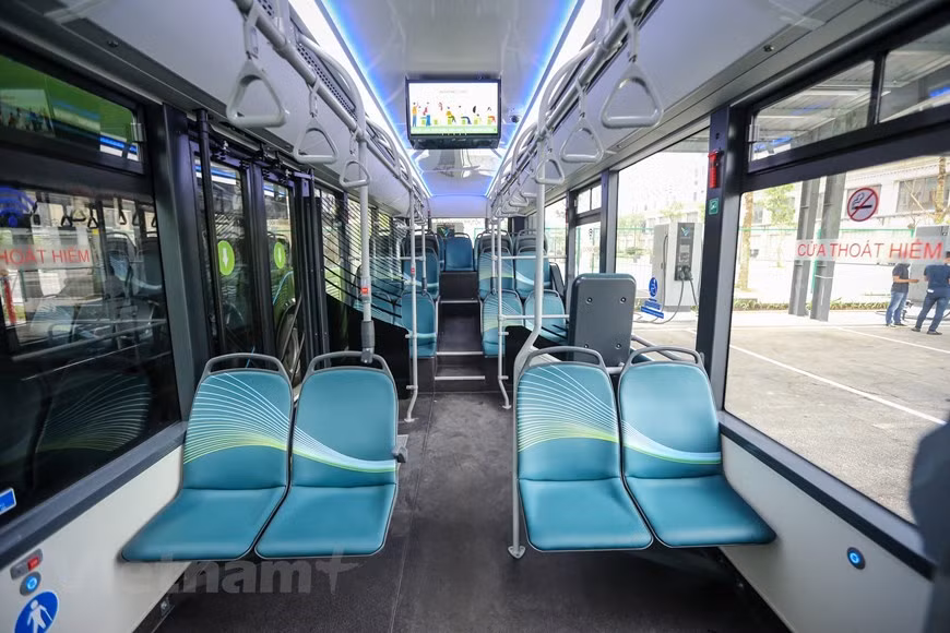 Each VinBus vehicle features 25 seats and 47 grab handles, enabling it to carry a maximum of 72 passengers. In December 2019, Vingroup proposed the operation of 10 e-bus routes in the capital city, and committed to investing in 150 - 200 high-end electric buses. In May the same year, the conglomerate said VinBus, its subsidiary specialising in transport services, will operate with a chartered capital standing at 1 trillion VND (about 43 million USD). It will run as many as 3,000 electric buses manufactured by VinFast, another Vingroup’s subsidiary to meet travel demand and contribute to the development of a public transport network that helps reduce gas and noise emissions. (Photo: VietnamPlus)