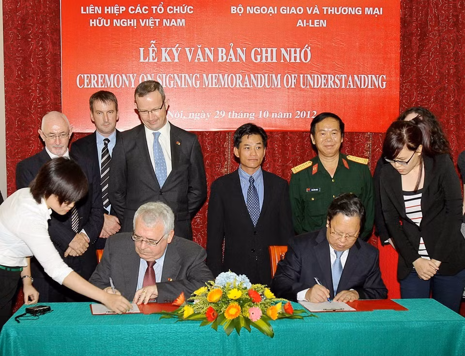 The Vietnam Union of Friendship Organisations in collaboration with the Ministry of Foreign Affairs and Trade of Ireland sign a MOU on strengthening Irish Government commitments and funding for mine clearance activities in Vietnam, October 29, 2012. (Photo: VNA)