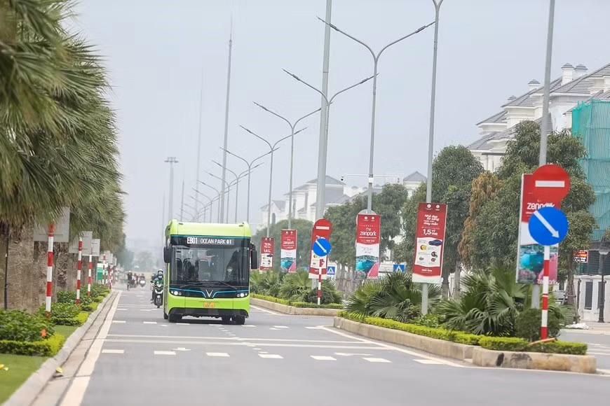 In the initial period, VinBus vehicles are limited to Vinhomes Ocean Park urban area in Gia Lam district of Hanoi, running from 5am to 10pm with one trip every 10 - 20 minutes. The company said it has completing the installation of ticket offices. However, ticket prices have yet to be announced. VinBus also noted that an electronic ticket system and cashless payment methods like card, e-wallet, and QR code for its e-bus service are being considered. With a battery capacity of 281 kWh, the buses can travel between 220 and 260 kilometres on a single charge. They can fully recharge in just two hours at VinBus’s 150 kW charging station network. (Photo: VietnamPlus)