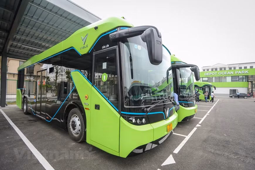 The Vinbus Ecology Transport Services Limited Liability Company (VinBus), a member of Vietnamese conglomerate Vingroup, launched the first smart e-bus service in the country on April 8. According to Vinbus Deputy Director General Nguyen Van Thanh, the buses are running on a trial basis in the Vinhomes Ocean Park urban area in Gia Lam district of Hanoi while awaiting the completion of procedures to connect with the city's public transport network. These vehicles have an eye-catching design and they are powered by electricity, which is believed to be more environmentally friendly than fossil fuels. VinBus is an electric bus model manufactured and assembled by VinFast at its automobile production complex in the northern city of Hai Phong. (Photo: VietnamPlus)