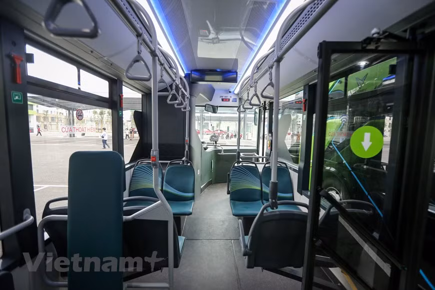 The new vehicles are as big as the large buses powered by internal combustion engines currently operating in Hanoi. They are spacious inside. Each of the new buses is equipped with modern technology to improve safety and provide convenient services for passengers on board. German industrial manufacturing company Siemens is the provider of technology and components for VinFast’s factory on electric buses. Vingroup Vice President and General Director Nguyen Viet Quang said the conglomerate has set itself a target of developing and popularising environmentally-friendly vehicles which uses electricity, and gradually replacing those run on petrol. It is also a significant move of the group to offer new services and experiences in high-technology application to passengers. (Photo: VietnamPlus)