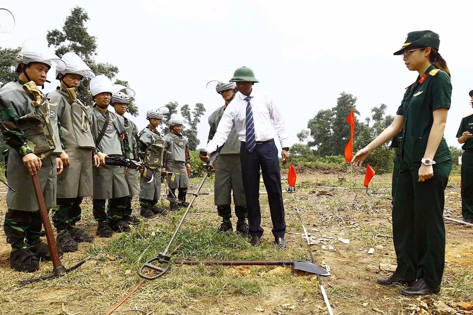 Lieutenant Colonel Shahab Udin, member of the United Nations Quality Assessment and Consultancy Team – AAV, instructs the engineer soldiers at Brigade 249 to clear bombs and mines, June 2017. (Photo: VNA)