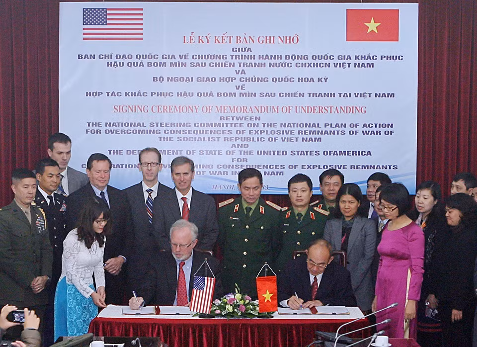 The National Steering Committee on the National Plan of Action for Overcoming Consequences of Explosive Remnants of War and the US Department of State sign a MOU on cooperation in addressing the consequences of explosive remnants of war in Vietnam, Hanoi, December 16, 2013. (Photo: VNA)