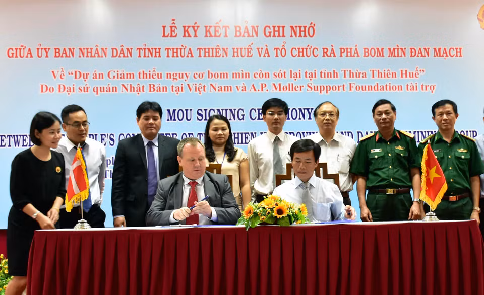 The People’s Committee of Thua Thien-Hue province and the Danish Demining Group sign an MOU on a project to minimize risks of ordnance left by the war in the province, June 1, 2017. (Photo: VNA) 