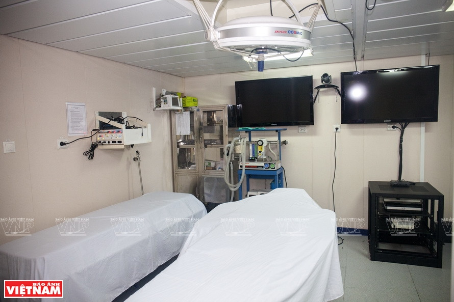 The operating room is equipped with direct broadcast devices to connect with HCM City’s Military Central Hospital 175 (Photo: VNP/VNA)