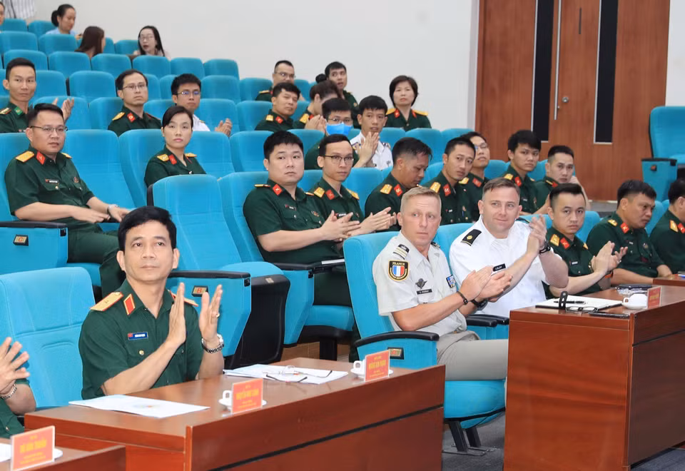 Major General Hoang Kim Phung, Director of the Vietnam Department of Peacekeeping Operations and EU experts attend the opening ceremony. (Photo: VNA)