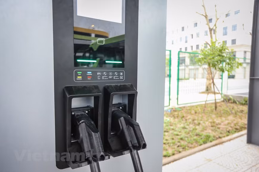 There are charging facilities at the VinBus depot, and all the electricity provided to the buses comes from solar power panels installed on the roof of the garage. VinBus vehicles are assembled at the VinFast factory in Hai Phong city. Their electric motors use 281kWh batteries and are placed at the rear, enabling the buses to travel 200 - 260 kilometres on a single charge. Unlike current buses using internal combustion engines, the new electric vehicles emit neither gas nor noise. They are also fully equipped with a drive behaviour monitoring and warning system, along with extrication tools and firefighting equipment to ensure safety for passengers. (Photo: VietnamPlus)