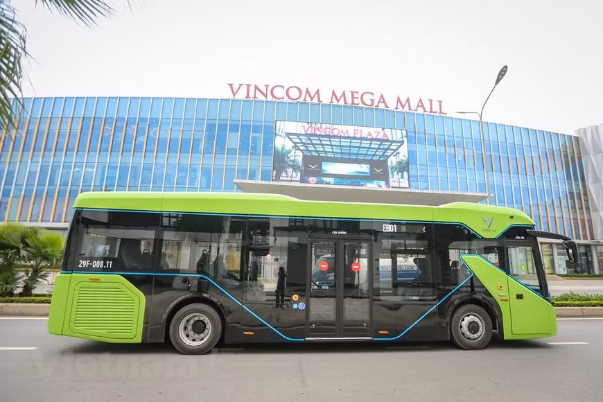 The electric buses have an eye-catching design, and they are powered by electricity, which is believed to be more environmentally friendly than fossil fuels. VinBus is an electric bus model manufactured and assembled by VinFast at its automobile production complex in the northern city of Hai Phong. Apart from electric buses, VinFast said in late March that it is taking pre-orders for its first electric vehicle model VF e34 priced at 690 million VND (29,820 USD). It is also producing electric motorbikes. VinFast said it is building a network of about 40,000 charging stations across the nation by the end of this year. The launch of high-tech electric vehicles is part of its pre-defined roadmap since entering the automotive market three years ago. (Photo: VietnamPlus)