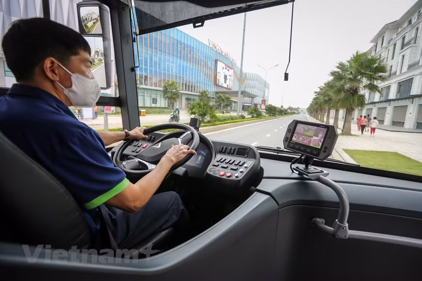 During its test run, the buses will run in the Vinhomes Ocean Park urban area in Gia Lam district of Hanoi, while awaiting the completion of procedures to connect with the city's public transport network. VinBus is designed as a smart e-bus model. In late 2020, the company and Advantech VN signed a strategic cooperation agreement on developing a smart bus management system. The system will include artificial intelligence-based cameras for monitoring drivers, wifi routers, devices for monitoring bus routes and security, and a software for fleet information management. A senior official of Vingroup said the production of safe, comfortable and high-quality electric buses is a solution to the poor public transport infrastructure in Vietnam. (Photo: VietnamPlus)