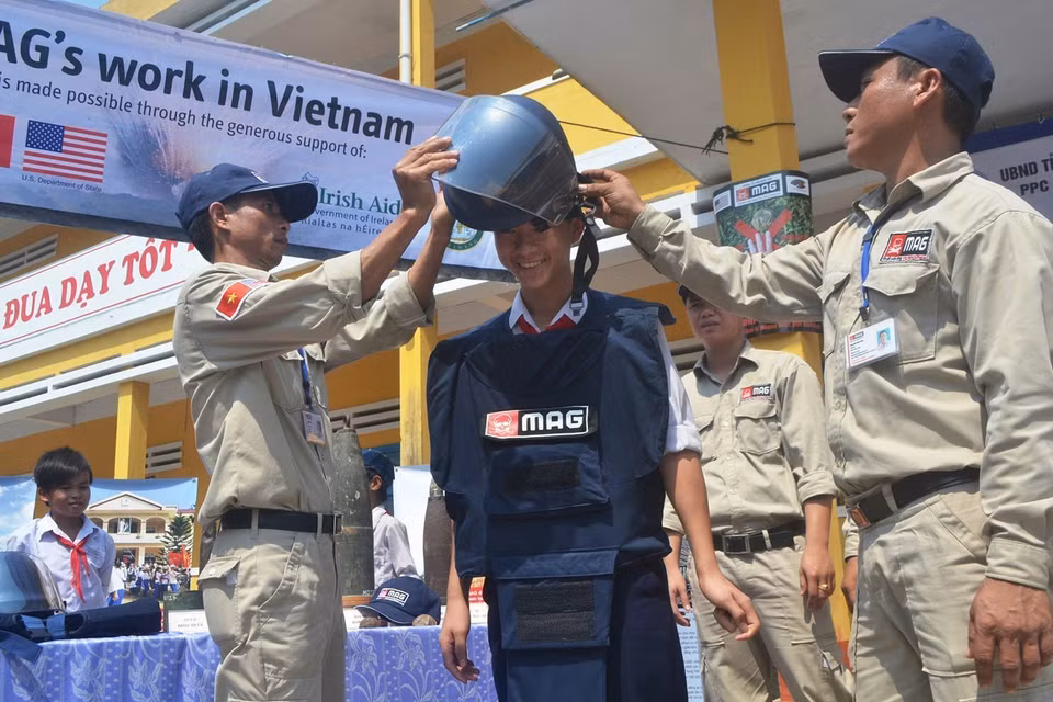 The UK non-governmental organisation Landmine Advisory Group (MAG) organises a ceremony to raise awareness of students' prevention of bombs, mines and explosives accidents at Nguyen Hien Secondary School in Thang Binh district, Quang Nam province, April 2013. (Photo: VNA)
