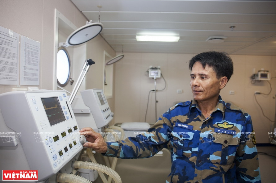 Regularly checking medical facilities on the ship (Photo: VNP/VNA)