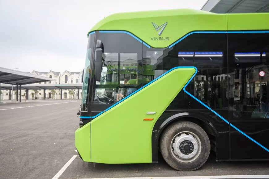 VinBus is an environmentally friendly bus model powered by electricity instead of petrol. Each bus is equipped with an automated system able to control the driver’s behaviours and give warnings about unsafe situations, an on-board loudspeaker system, free wifi, USB charging ports, and security cameras, among others. With a battery capacity of 281 kWh, the bus can travel between 220 and 260 kilometres on a single charge. It can fully recharge in just two hours at VinBus’s 150 kW charging stations. VinBus is scheduled to provide public transport services in five major cities in the country, namely Hanoi, Hai Phong, Da Nang, Ho Chi Minh City, and Can Tho. (Photo: VietnamPlus)