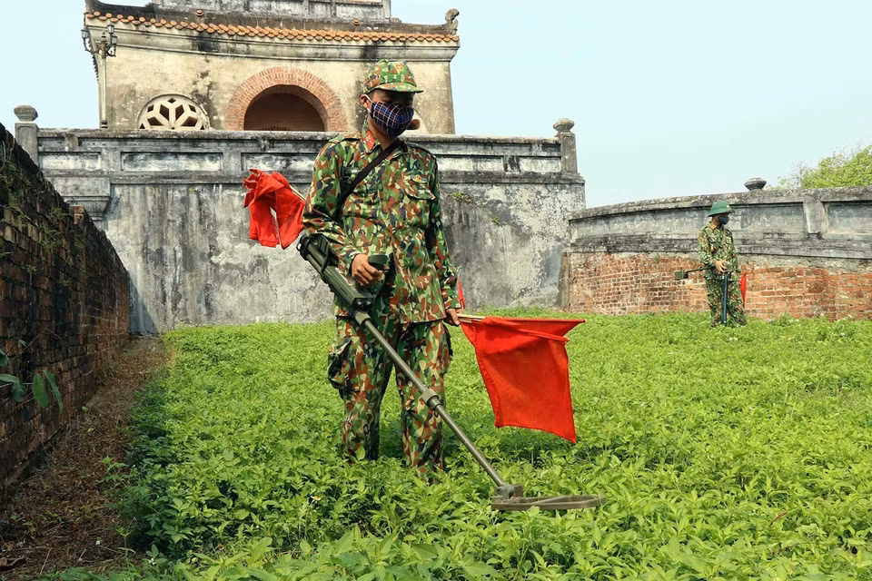 The bomb and mine clearance working team under the Engineering Brigade 414 of Military Region 4 clears bombs and mines in Thuong Thanh area, Hue city to implement a project on population relocation and site clearance in area I of Hue Imperial Citadel relic site, April 2020. (Photo: VNA)