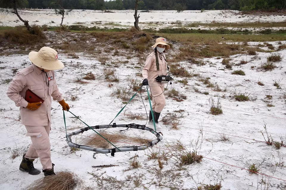 Founded in August 2018, MAT 19, the only all-female one in the 40 landmines clearance teams operated by the British-based NGO Mines Advisory Group in Quang Tri province, has the task of clearing unexploded ordnances with specialized equipment. (Photo: VNA)