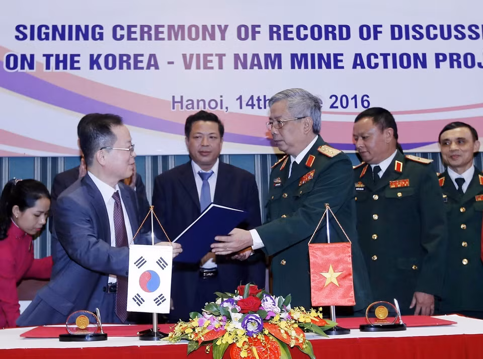 The Ministry of National Defense and the Korea International Cooperation Agency in Vietnam sign a record of discussion for a project on Vietnam - Korea cooperation to recover from the consequences of post-war bombs and mines, Hanoi, June 14, 2016.( Photo: VNA)
