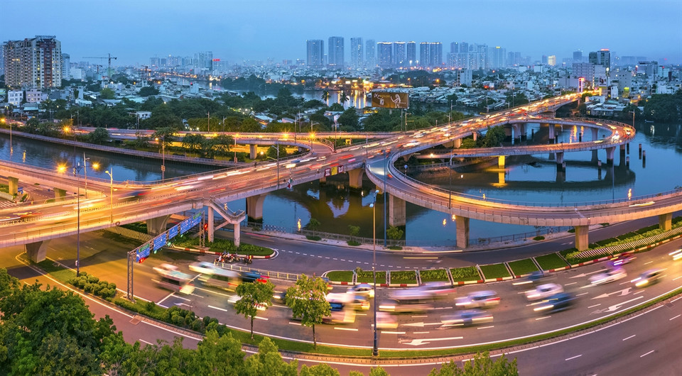 The 17.8-kilometer long, 120-meter wide Nguyen Van Linh Boulevard begins at Huynh Tan Phat Street in District 7 and ends at National Highway 1A in Binh Chanh district. It has 10 lanes and 40 bridges and total investment of 100 million USD. It plays an important role to the development of the city’s southern region as it links to such key projects as Tan Thuan processing and exporting zone, Phu My Hung urban area, Hiep Phuoc industrial zone, Hiep Phuoc port, Phu My bridge and Thu Thiem new urban area. (Photo: VNP/VNA)
