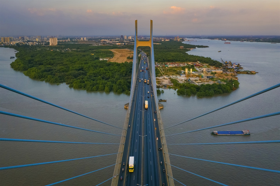 Phu My cable bridge, inaugurated in 2009, connects District 2 with Districts 7 and 9. It is one of the routes connecting Thu Thiem new urban area and Phu My Hung urban area. (Photo: VNP/VNA)