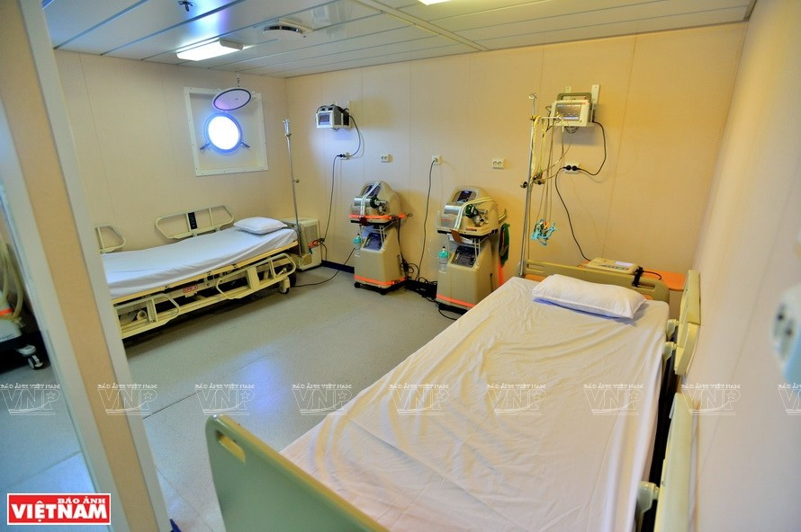 The ship has 15 hospital beds, three patient rooms and a facility storage. With a capacity of 2,070 tons, HQ-561 is able to carry 200 people, operating continuously during 45 days at sea and deal with level-10 waves (Photo: VNP/VNA)