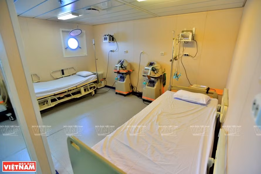 The ship has 15 hospital beds, three patient rooms and a facility storage. With a capacity of 2,070 tons, HQ-561 is able to carry 200 people, operating continuously during 45 days at sea and deal with level-10 waves (Photo: VNP/VNA)