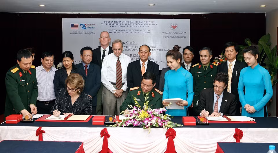 The National Steering Committee on the National Plan of Action for Overcoming Consequences of Explosive Remnants of War, the Geneva International Center for Humanitarian Mine Remedy (GICHD) and the International Center – Vietnam Veterans of America Foundation (IC-VVAF) sign a MOU on cooperation and assistance in overcoming the consequences of bombs and mines in Vietnam in the 2012 – 2015 period, Hanoi, March 27, 2013. (Photo: VNA)