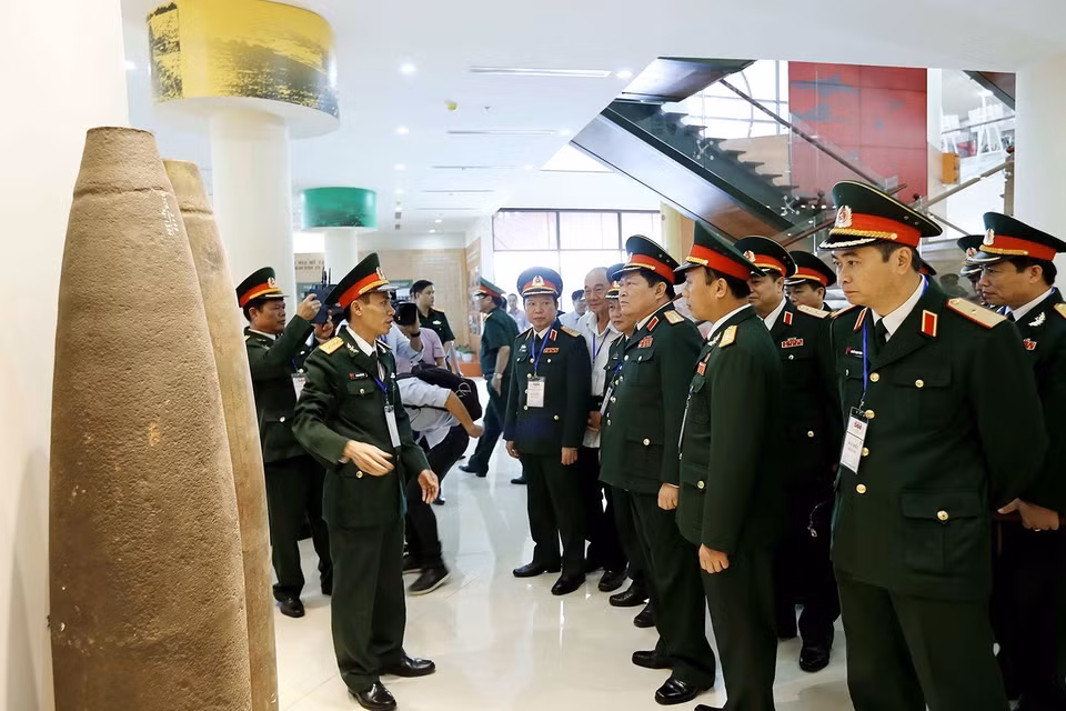 Minister of Defense Ngo Xuan Lich, Deputy Head of the 504 Steering Committee and delegates visit a pavilion of bomb and mine exhibits at the inaugural ceremony of the Headquarters of the Vietnam National Mine Action Centre in Hanoi, October 20, 2016. (Photo: VNA)