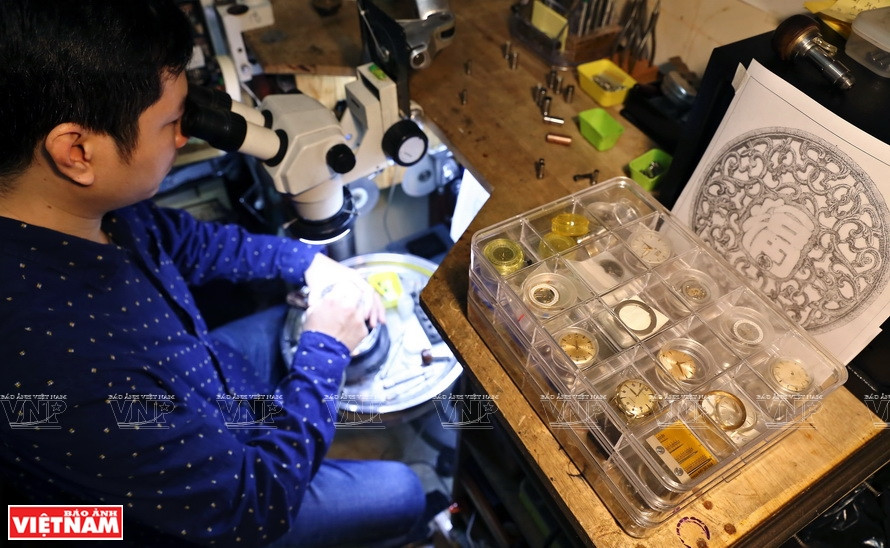 The craft requires carefulness and patience from craftsmen. (Photo: VNP/VNA)