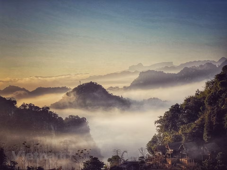 Son La province, over 300 km northwest of Hanoi, is the centre of the northwest mountainous region with diverse and abundant tourism resources. Son La has a tropical monsoon climate, featured by dry cold winter and humid, rainy hot summer. With a lot of mountains and valleys and the formation of many hydropower plants, Son La province has many sub-climatic regions. The regions with temperature of 18oC - 21oC are suitable for tourism development (Moc Chau Plateau, Ta Xua - Bac Yen, Co Ma - Thuan Chau, Ngoc Chien - Muong La, etc.). It also has hot and humid climate sub-regions such as Song Ma, Muong La and Phu Yen. With a cool climate in the springtime, Moc Chau Plateau with dreamlike flower hills is enchanting tourists far and wide. (Photo: Vietnam+) 