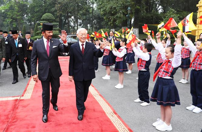 General Secretary of the Communist Party of Vietnam Central Committee and President Nguyen Phu Trong (R) and Sultan Haji Hassanal Bolkiah at the welcome ceremony (Photo: VNA)