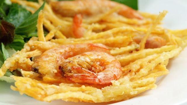 Though made of really simple ingredients, this special kind of cakes has had a considerable contribution to Hanoi cuisine (Photo: VNA)