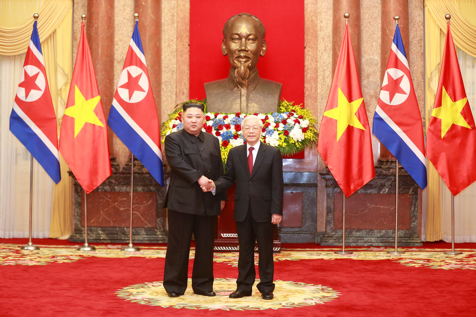 Party General Secretary and President Nguyen Phu Trong welcomes DPRK Chairman Kim Jong-un (Photo: VNA)