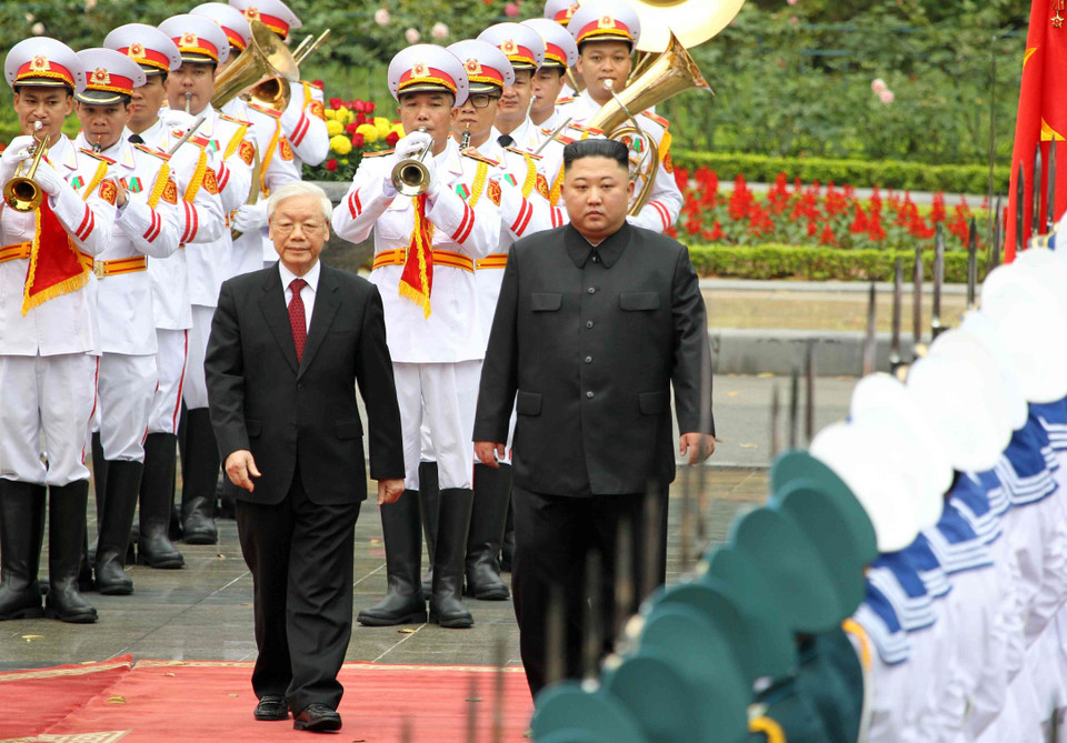 DPRK Chairman Kim Jong-un and General Secretary and President Nguyen Phu Trong inspect the guard of honour (Photo: VNA)