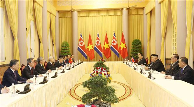 Party General Secretary and State President Nguyen Phu Trong holds talks with DPRK Chairman Kim Jong-un (Photo: VNA)