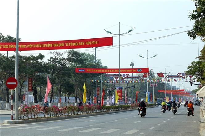 Streets in Dien Bien are decorated with flags and flowers ahead of the festival (Photo:VNA)
