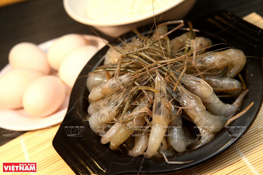 The cakes are made from crayfish or shrimps from rivers or from the West Lake (Photo: VNA)