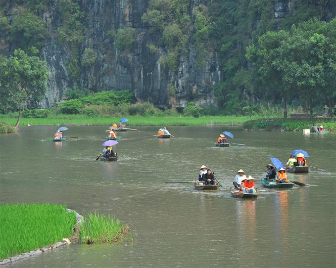 Located in Ninh Binh province 100 km southeast of Hanoi, Tam Coc is among the most picturesque spots in all of the north (Photo :VNA )