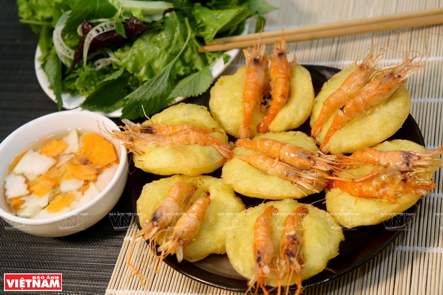 West Lake Shrimp Cakes are popular not only in Hanoi but also in other areas of Vietnam (Photo: VNA)