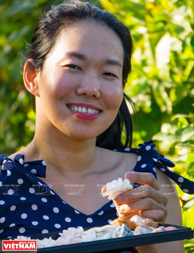 Tran Thi Ngoc Hieu turns lifeless mollusc shells into true works of art (Photo: VNA)