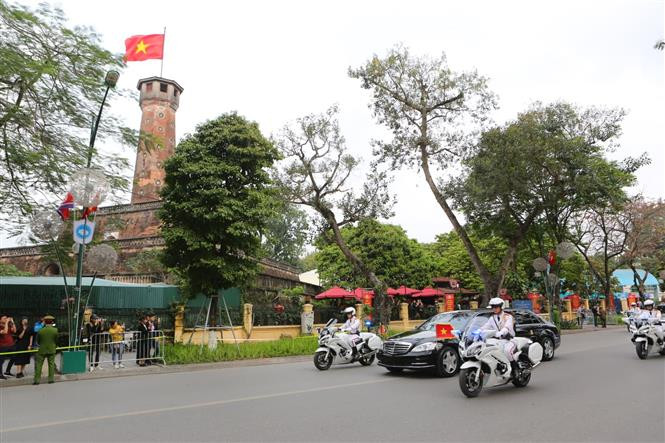 Chairman Kim Jong-un’s convoy leaves Melia Hotel at 3:20 p.m to Presidential Palace where a welcome ceremony takes place (Photo: VNA)