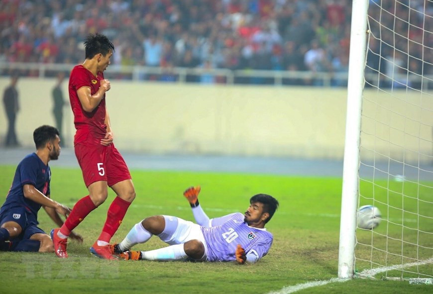 Centre-back Nguyen Thanh Chung (number 16) secures the third goal of the match (Photo: VNA)