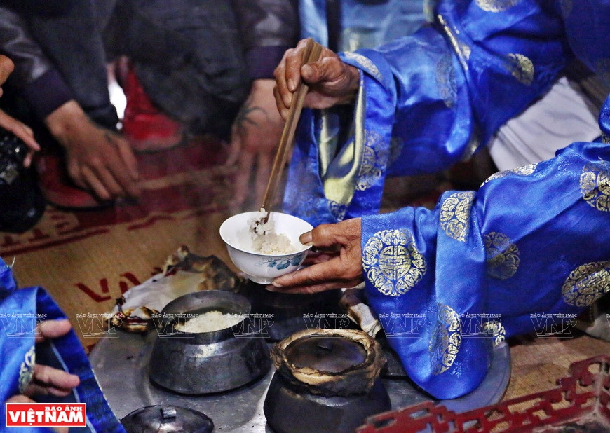 After the competition, participating teams provide rice for villagers as a wish for a prosperous and happy new year (Photo: VNA) 