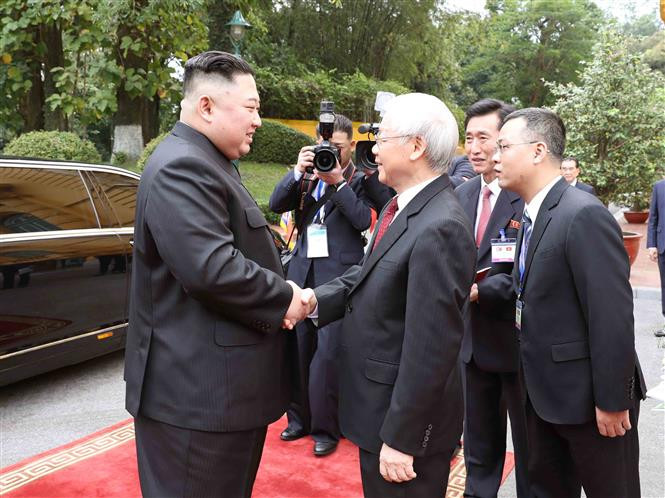Party General Secretary and State President Nguyen Phu Trong welcomes DPRK Chairman Kim Jong-un in Hanoi, Mar 1, 2019 (Photo: VNA)