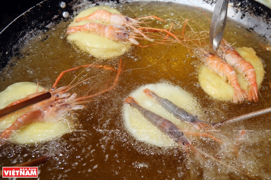 Frying oil must also be at the best quality so that the cakes do not absorb too much oil (Photo: VNA)