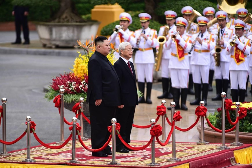 Party General Secretary and State President Nguyen Phu Trong and DPRK Chairman Kim Jong-un inspect the guard of honour (Photo: VNA)