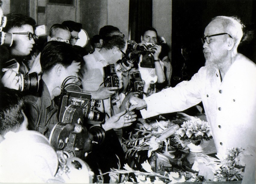 President Ho Chi Minh meets with reporters of central news agencies at home and abroad in Hanoi (May, 1968) (Photo: VNA)