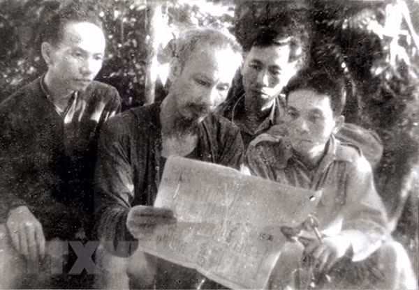 President Ho Chi Minh and comrades Truong Chinh, Le Duc Tho and Vo Nguyen Giap read newspaper at Thai Nguyen safe revolutionary base, 1947 (Photo: Archive/VNA)
